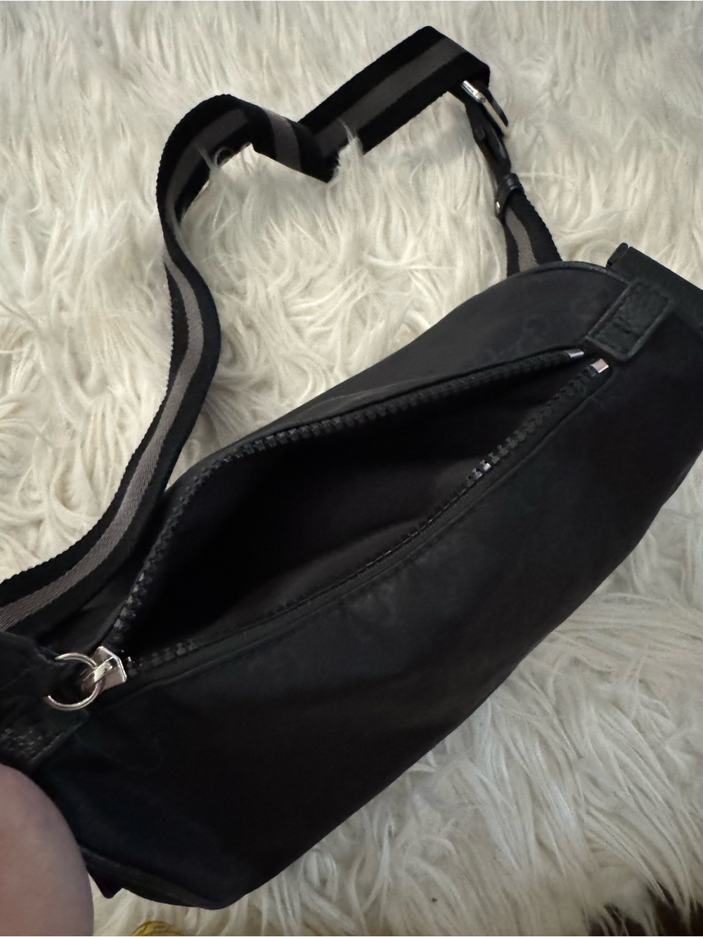 Gucci Black Crossbody Shoulder Bag with Adjustable Strap - Picture 7 of 8